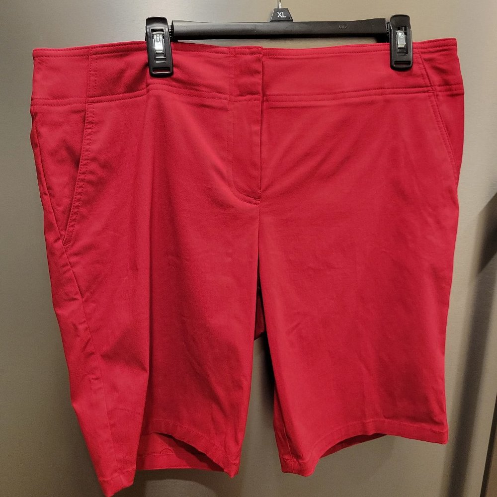 IZOD Women's golf shorts - Red